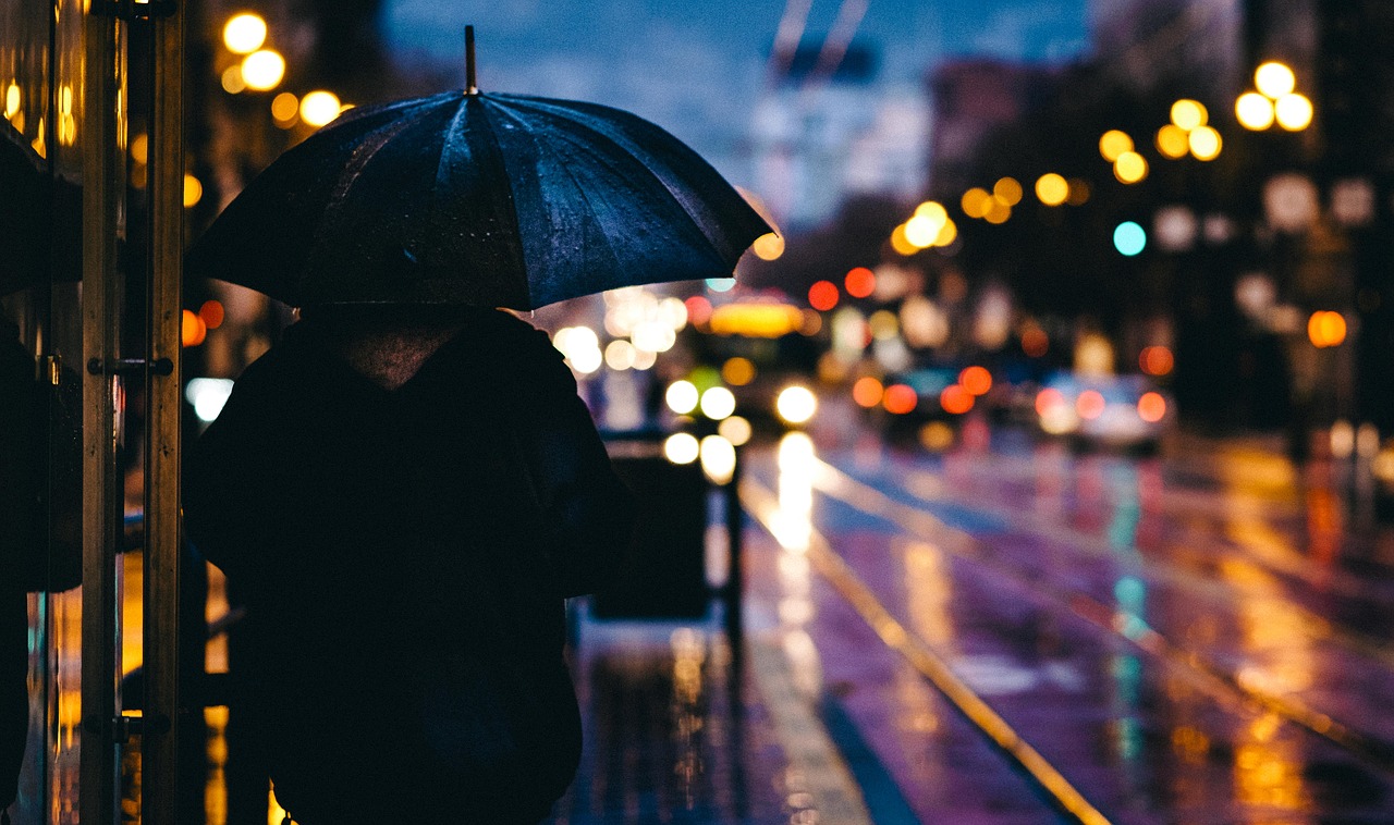 突然の雨に コンビニで500円のビニール傘を買うより セブンイレブンの1 000円の折りたたみ傘を買うのがおすすめ One Style Depot