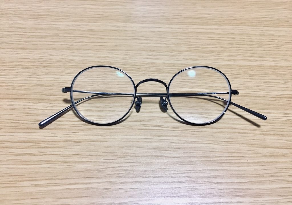 JINSの12,000円メガネがコスパ抜群。ミニマルなオールβチタンで
