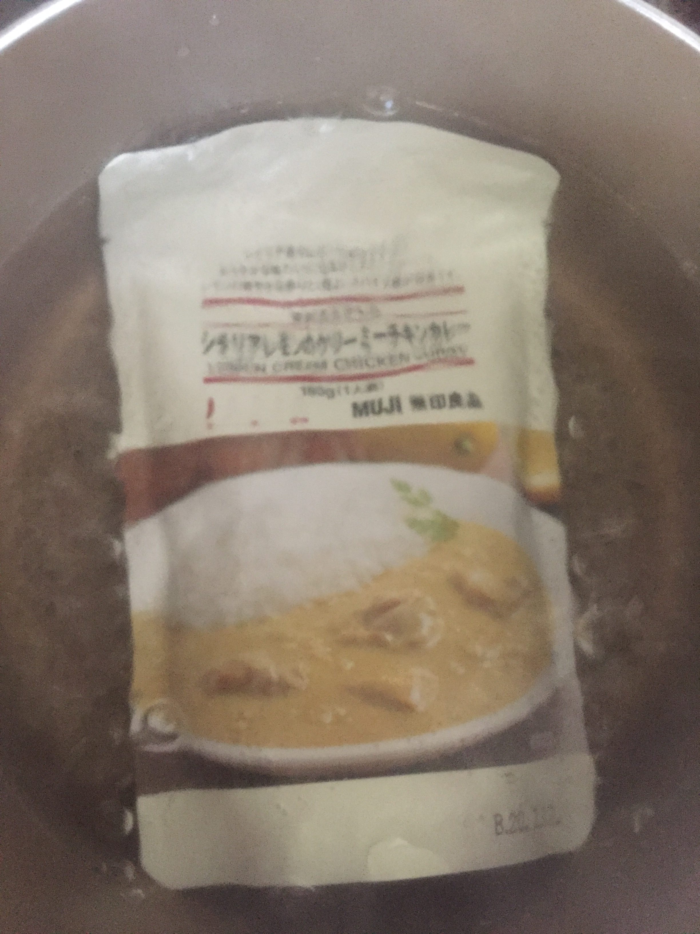 無印良品「シチリアレモンのクリーミーチキンカレー」は軽い＆爽やかに食べられる