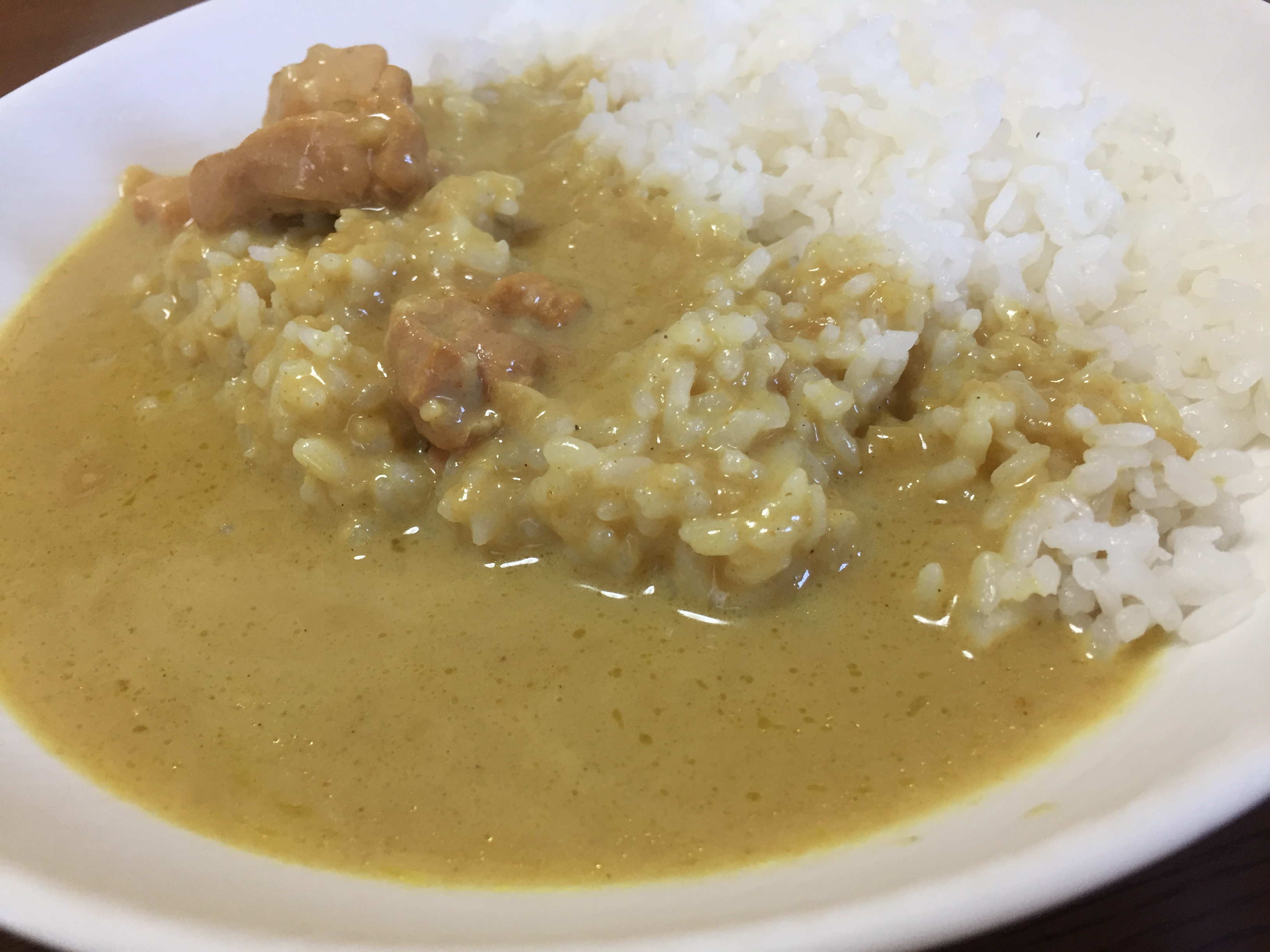 無印良品「シチリアレモンのクリーミーチキンカレー」は軽い＆爽やかに食べられる