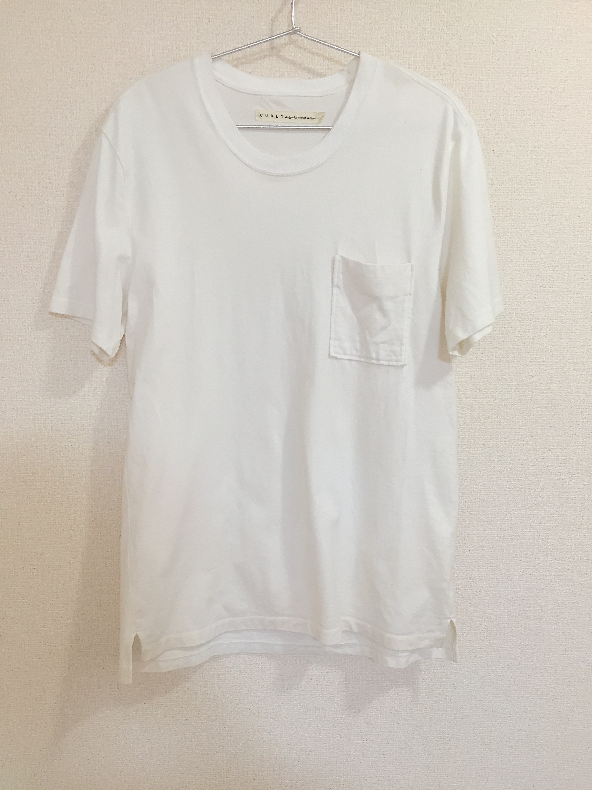 CURLYの白Tシャツ