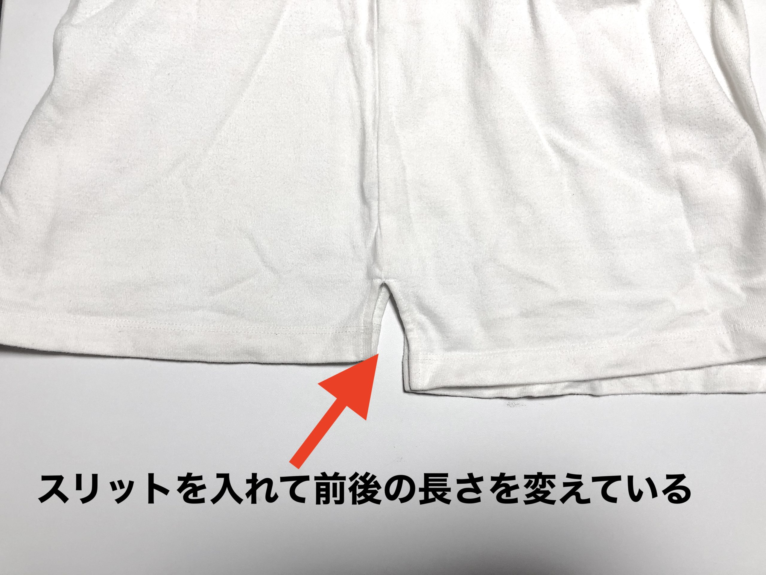 CURLYの白Tシャツのスリット