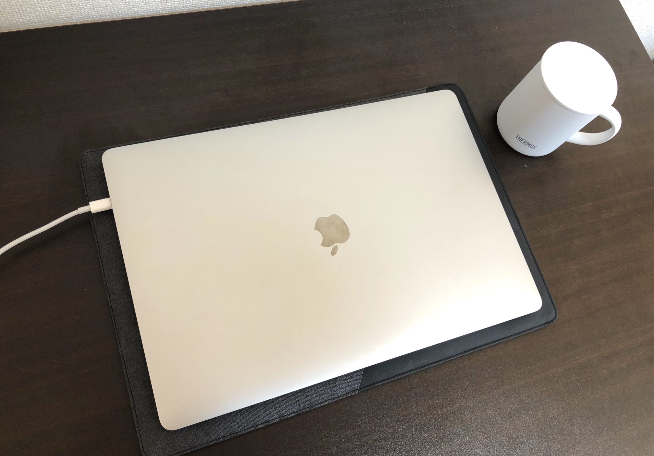 サーモスの真空断熱マグカップ350mlとMacBook